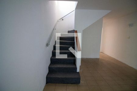 Escada de casa para alugar com 2 quartos, 120m² em Vila Congonhas, São Paulo