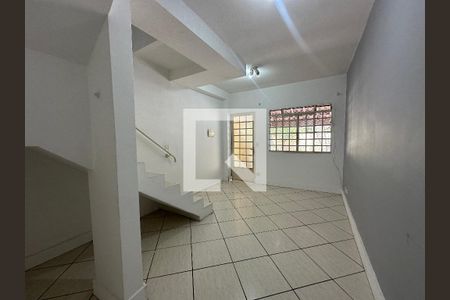 Sala de casa para alugar com 2 quartos, 65m² em Jardim Regina Alice, Barueri