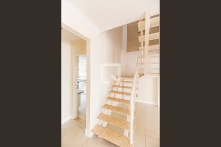 Escada de casa de condomínio à venda com 3 quartos, 190m² em Tamboré, Santana de Parnaíba