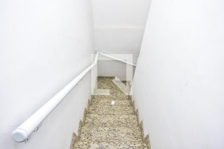 Escada de casa para alugar com 2 quartos, 110m² em Vila Maria Augusta, São Paulo