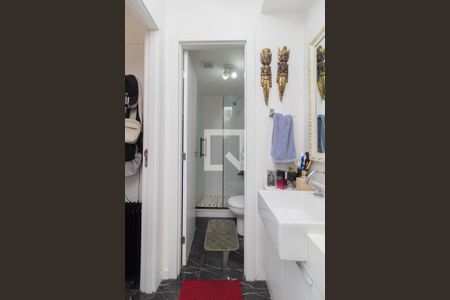 Banheiro de apartamento à venda com 1 quarto, 44m² em Azenha, Porto Alegre