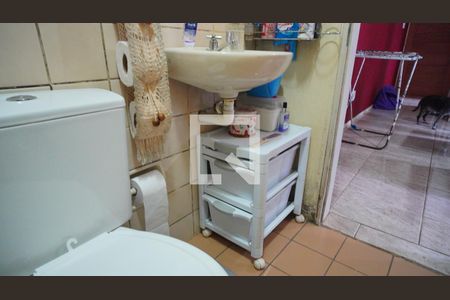 Banheiro  de apartamento à venda com 1 quarto, 48m² em Azenha, Porto Alegre