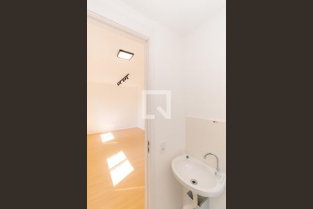 Banheiro de kitnet/studio para alugar com 1 quarto, 19m² em Vila Ema, São Paulo