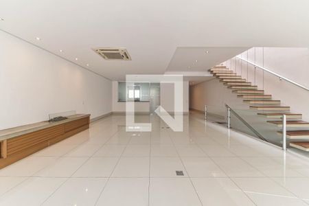 Sala de casa de condomínio para alugar com 4 quartos, 431m² em Campo Belo, São Paulo