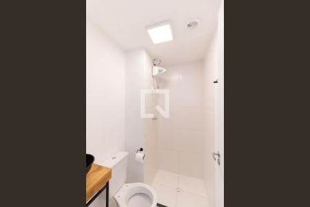 Banheiro de kitnet/studio para alugar com 1 quarto, 19m² em Vila Santo Estefano, São Paulo