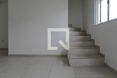 Sala de casa de condomínio para alugar com 2 quartos, 55m² em Jardim Sao Pedro, Mogi das Cruzes