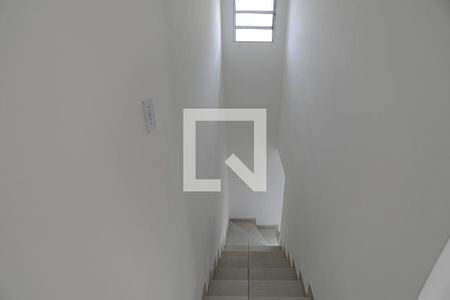 Escada de casa de condomínio para alugar com 2 quartos, 55m² em Jardim Sao Pedro, Mogi das Cruzes