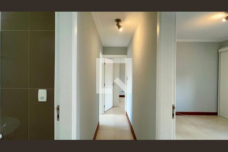 Corredor de apartamento para alugar com 3 quartos, 100m² em Pinheiros, São Paulo