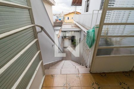 Escada de acesso de casa para alugar com 2 quartos, 120m² em Vila Ivone, São Paulo