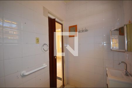 Banheiro da Suite 1 de casa para alugar com 2 quartos, 69m² em Jardim Sulacap, Rio de Janeiro