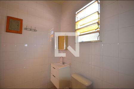 Banheiro da Suite 1 de casa para alugar com 2 quartos, 69m² em Jardim Sulacap, Rio de Janeiro
