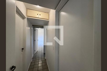 Corredor de apartamento para alugar com 3 quartos, 81m² em Barra da Tijuca, Rio de Janeiro