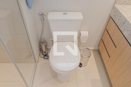 Banheiro de kitnet/studio para alugar com 1 quarto, 23m² em Vila Madalena, São Paulo