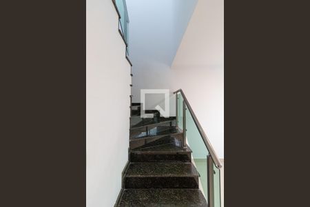 Escada de casa de condomínio para alugar com 2 quartos, 71m² em Vila Rio Branco, São Paulo