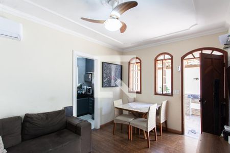 Sala de casa à venda com 2 quartos, 114m² em Santa Monica, Belo Horizonte