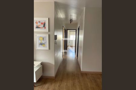 Corredor de apartamento para alugar com 3 quartos, 98m² em Petrópolis, Porto Alegre