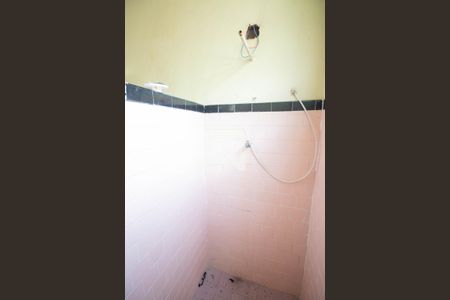 Banheiro de casa de condomínio para alugar com 1 quarto, 121m² em Colubandê, São Gonçalo