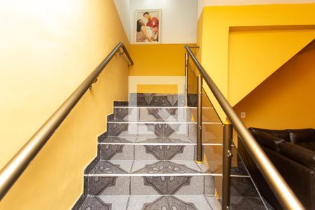 Escada  de casa para alugar com 3 quartos, 499m² em Vila Santa Teresinha, São Paulo