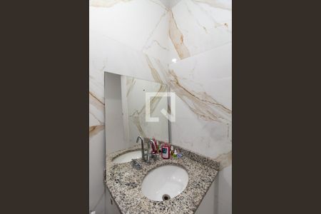 Lavabo de casa para alugar com 3 quartos, 180m² em Jardim das Oliveiras, São Paulo