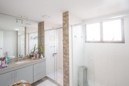 Apartamento para alugar com 210m², 3 quartos e 4 vagas Apartamento para alugar com 210m², 3 quartos e 4 vagasBanheiro da Suíte 1