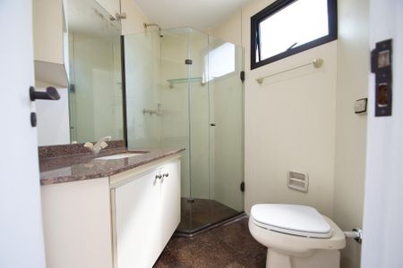 Studio para alugar com 55m², 1 quarto e 2 vagas Studio para alugar com 55m², 1 quarto e 2 vagasBanheiro da Suíte