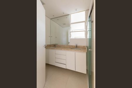 Apartamento à venda com 240m², 3 quartos e 1 vaga Apartamento à venda com 240m², 3 quartos e 1 vagaBanheiro da Suíte