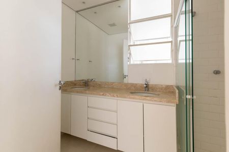 Apartamento à venda com 240m², 3 quartos e 1 vaga Apartamento à venda com 240m², 3 quartos e 1 vagaBanheiro da Suíte