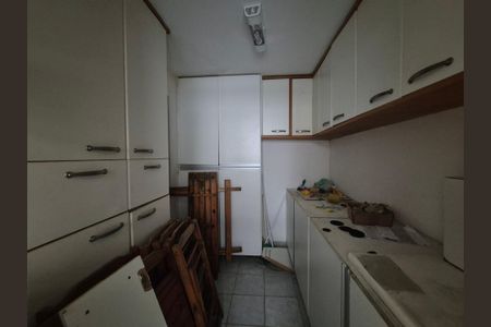 Apartamento à venda com 350m², 3 quartos e 2 vagas Apartamento à venda com 350m², 3 quartos e 2 vagasQuarto de Serviço