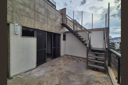 Apartamento à venda com 350m², 3 quartos e 2 vagas Apartamento à venda com 350m², 3 quartos e 2 vagasVaranda 2