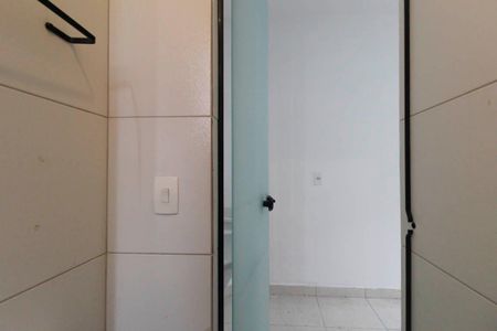 Banheiro de kitnet/studio para alugar com 1 quarto, 25m² em Jardim Independência, São Paulo