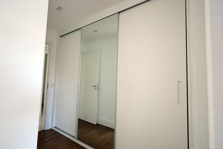 Apartamento à venda com 126m², 3 quartos e 2 vagas Apartamento à venda com 126m², 3 quartos e 2 vagasCloset da Suíte 2
