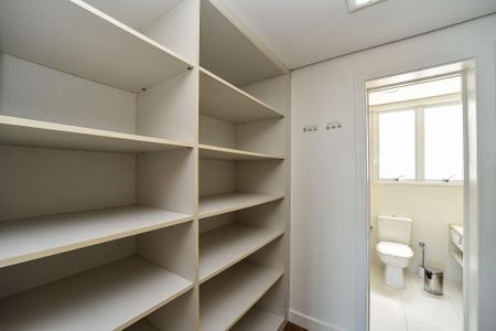Closet da Suíte de apartamento para alugar com 1 quarto, 109m² em Passo da Areia, Porto Alegre