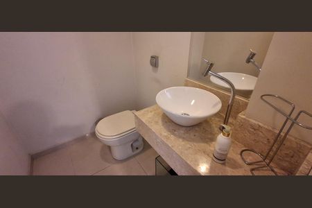 Casa à venda com 272m², 3 quartos e 4 vagas Casa à venda com 272m², 3 quartos e 4 vagasLavabo 2