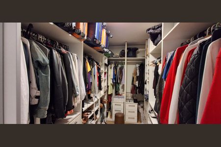 Casa à venda com 272m², 3 quartos e 4 vagas Casa à venda com 272m², 3 quartos e 4 vagasCloset Suíte Master