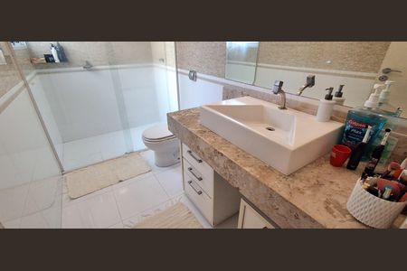 Casa à venda com 272m², 3 quartos e 4 vagas Casa à venda com 272m², 3 quartos e 4 vagasBanheiro Suíte Master