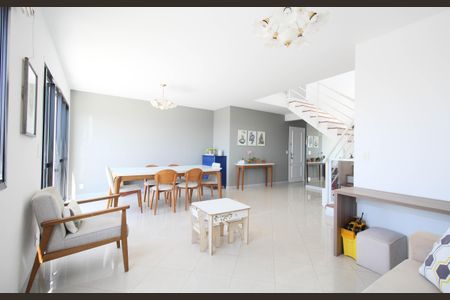 Apartamento para alugar com 237m², 4 quartos e 3 vagas Apartamento para alugar com 237m², 4 quartos e 3 vagasSala