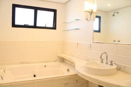 Apartamento à venda com 230m², 4 quartos e 3 vagasBanheiro da Suíte 1