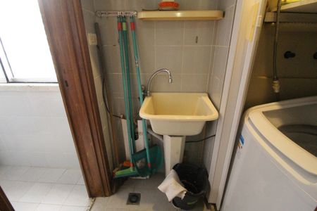 Apartamento à venda com 89m², 3 quartos e 1 vagaBanheiro da suíte 2 - Área de serviço