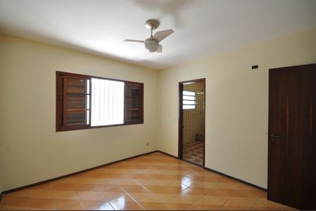 Casa à venda com 230m², 3 quartos e 2 vagasSuíte