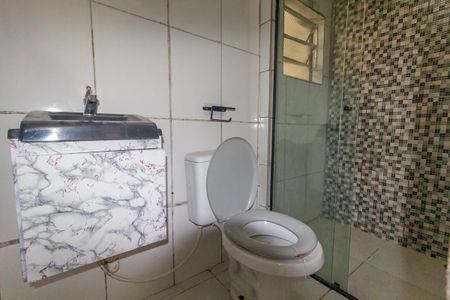 Banheiro de casa para alugar com 1 quarto, 38m² em Vila Buenos Aires, São Paulo