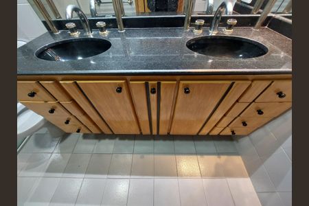 Apartamento à venda com 340m², 2 quartos e 3 vagasBanheiro Suíte 2