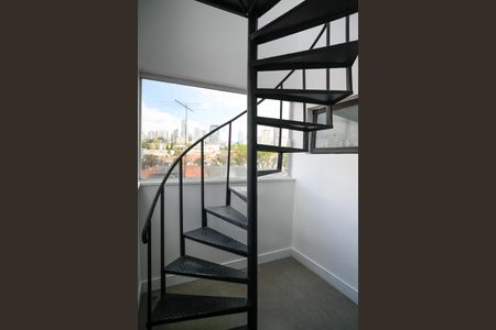 Casa à venda com 261m², 3 quartos e 2 vagas Casa à venda com 261m², 3 quartos e 2 vagasEscada