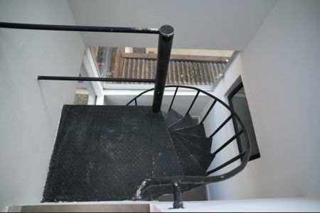 Casa à venda com 261m², 3 quartos e 2 vagas Casa à venda com 261m², 3 quartos e 2 vagasEscada