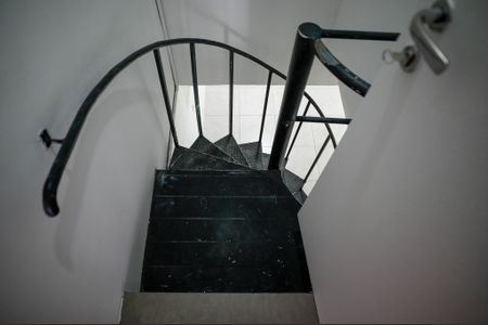 Casa à venda com 261m², 3 quartos e 2 vagas Casa à venda com 261m², 3 quartos e 2 vagasEscada