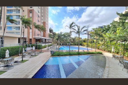 Apartamento à venda com 187m², 3 quartos e 3 vagas Apartamento à venda com 187m², 3 quartos e 3 vagasÁrea comum - Piscina