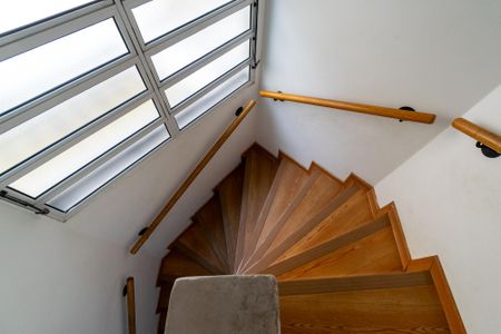 Casa à venda com 167m², 3 quartos e 2 vagas Casa à venda com 167m², 3 quartos e 2 vagasEscada