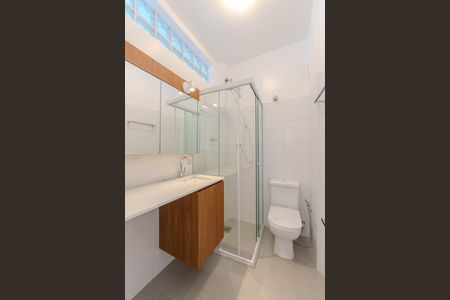 Banheiro Social de kitnet/studio para alugar com 1 quarto, 29m² em República, São Paulo