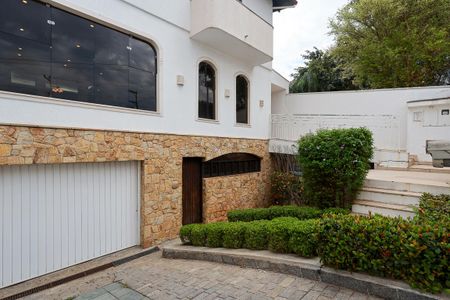 Casa para alugar com 330m², 3 quartos e 5 vagas Casa para alugar com 330m², 3 quartos e 5 vagasEntrada e jardim
