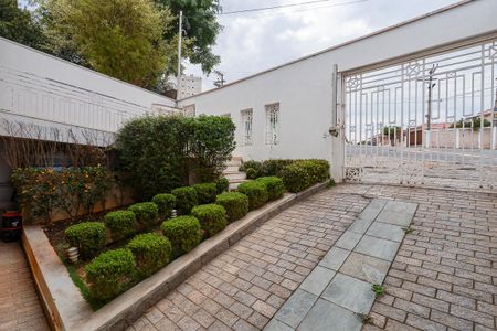 Casa para alugar com 330m², 3 quartos e 5 vagas Casa para alugar com 330m², 3 quartos e 5 vagasEntrada e jardim