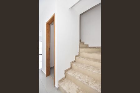 Escada de casa à venda com 2 quartos, 83m² em Jardim Monte Kemel, São Paulo